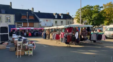 Lundi matin, le marché à Villaines-la-Juhel - ©CCMA