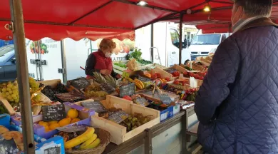 Lundi matin, le marché à Villaines-la-Juhel - ©CCMA