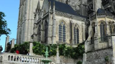 Vue de la cathédrale Saint-Julien près de la place du Jet d'eau - Ville du Mans