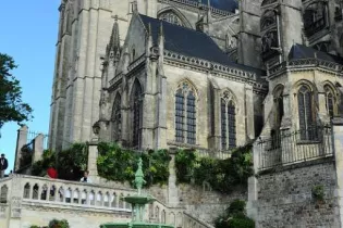 Vue de la cathédrale Saint-Julien près de la place du Jet d'eau - Ville du Mans